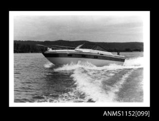 1981 test of a Vickers 30-foot Sunrunner with in-board power unit