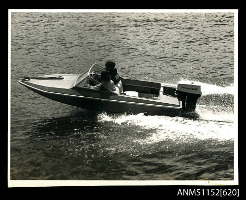 The small 4-seater speed boat UG78N