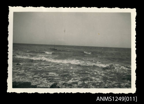 Oskar Speck in SUNNSCHIEN approaching the shore