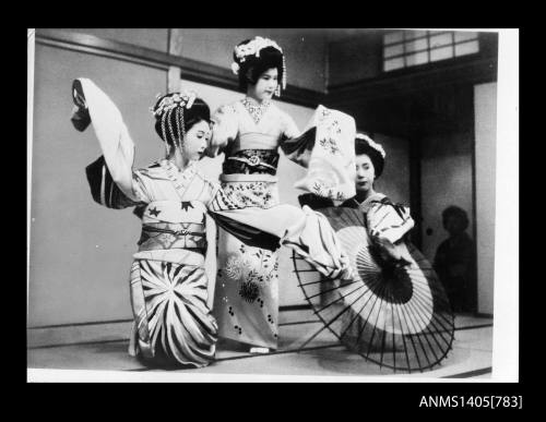 Eastern figures - Maiko performing