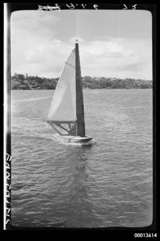 Sloop FANTASTIC under sail on Sydney harbour