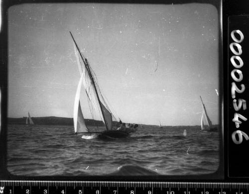 18-footer under sail near Rose Bay, Sydney Harbour