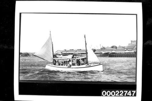 Launches, picnics and tugs on harbour