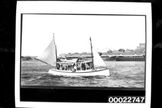 Launches, picnics and tugs on harbour