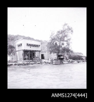 Building on the shoreline at Packe Island