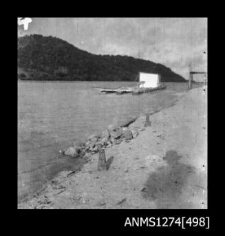 A raft in low tide on Packe Island