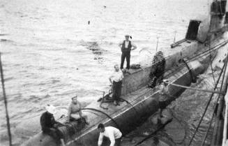 Crew of submarine AE2 fitting on a new propeller, Fiji
