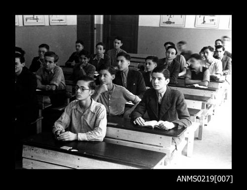 Heinz Lippmann and other students in a classroom in Berlin