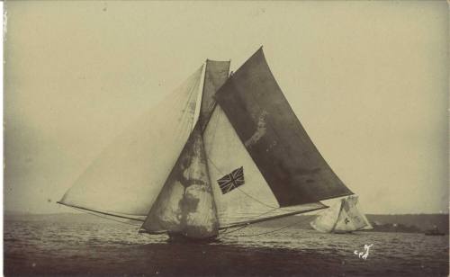 Eighteen footer skiff KISMET and the ten footer skiff COMMONWEALTH sailing on Sydney Harbour