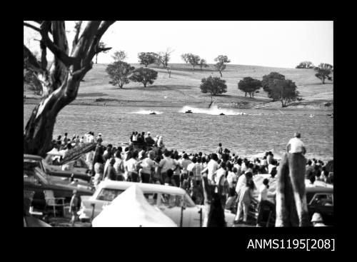 Lake Glenmaggie 1971, spectators on land