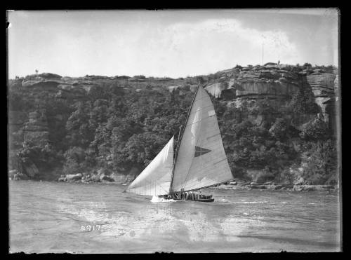 18-foot skiff with pennant sail insignia sailing on Sydney Harbour