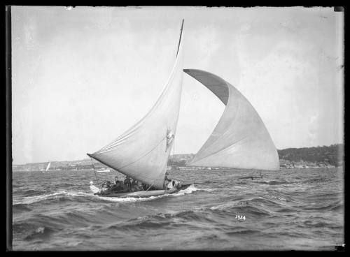 18-footer GLORIA on Queen of the Harbour Day 1931, inscribed 3954