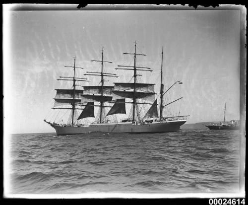 MAGDALENE VINNEN departing Sydney with pilot boat ASTERN