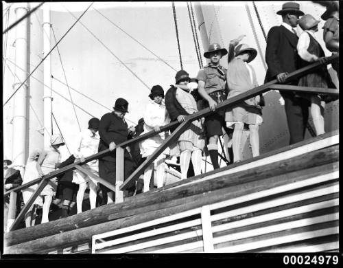 Crowds inspect HMAS AUSTRALIA II at Circular Quay, Sydney