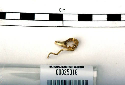 Gold brooch (broken)