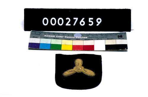 AUSTRALIAN NAVY MARINE ENGINEERING TRADE PATCH.  PART OF A TAILOR'S KIT, THE CASE 00027650, ITS CONTENTS REGISTERED AS 00027651 - 00027736.