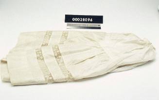 Skirt worn by Florence Knapton, a child migrant who arrived on the SS RUNIC in 1909