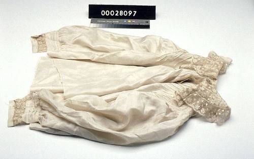 Bodice with lace collar worn by Florence Knapton, a migrant who arrived on the SS RUNIC in 1909