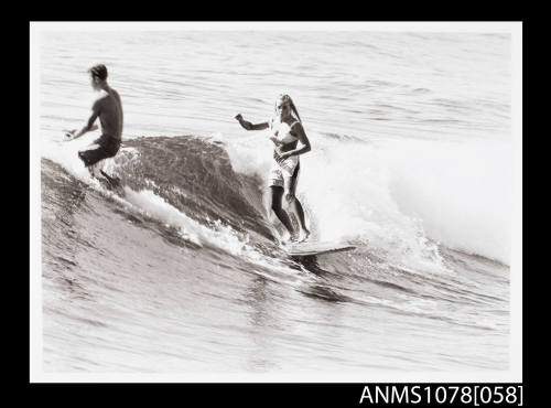 Sandra Hoogaveen surfing