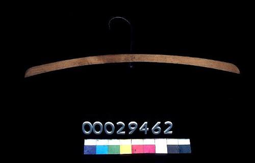 Wooden coat hanger inscribed 'G' found in schrank-koffer 00028297