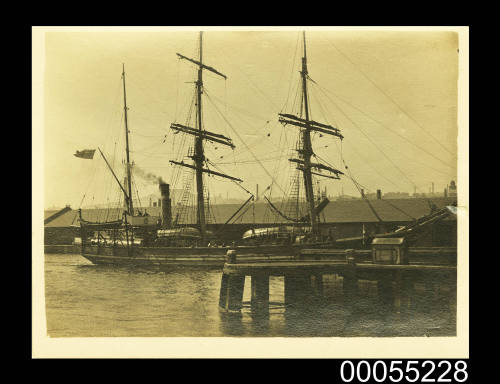 SY MORNING approaching wharf in Dundee