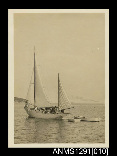 Photograph of WAYFARER No 33 under North Head