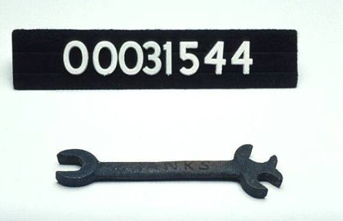 Fixed spanner with three jaws