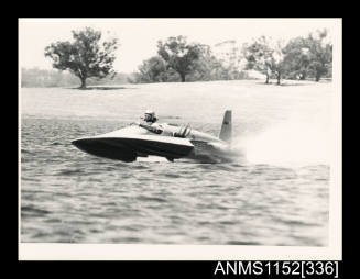 Hydroplane VILLAIN at high speed