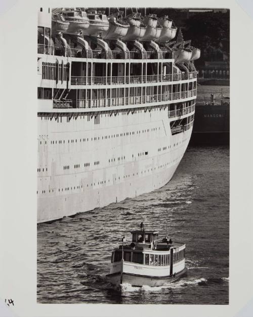 Ferry EVELYN STAR and liner, Circular Quay