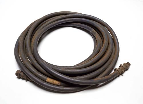 Diver's air hose with metal fittings