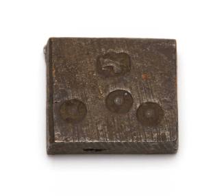 Square-shaped metal weight for scale