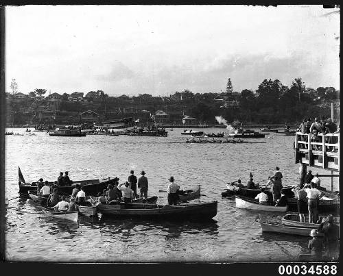 Vessels and spectators in Sydney Harbour