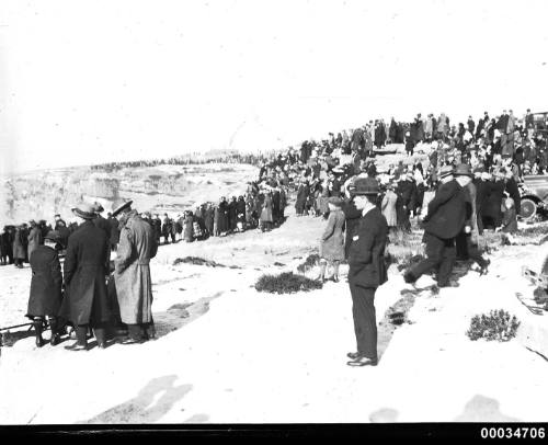 Crowd of civilians possibly at The Gap in Sydney during US Navy fleet visit