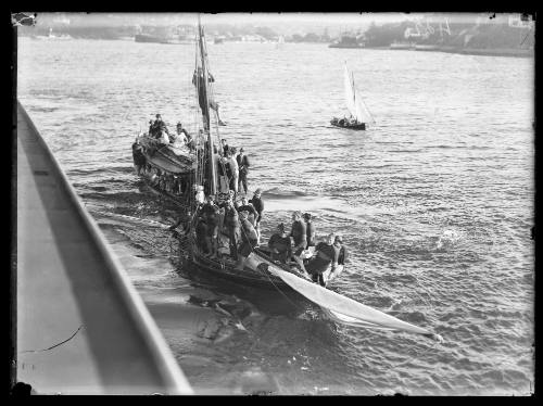 18-footer ARLINE alongside the ferry after winning Championship,  inscribed 425