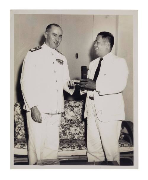 Rear Admiral H.B. Farncomb RAN and Valeriano E. Fuguso, the Mayor of Manila, at Manila City Hall on 31 October 1947