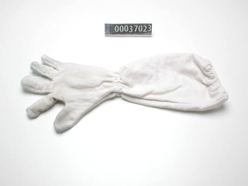 Anti flash glove worn by Cpson Bryon on HMAS SYDNEY