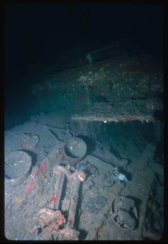 Section of a shipwreck and objects belonging to it