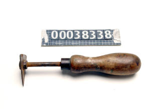 SHAVE HOOK WITH ROUNDED WOODEN HANDLE HOLDING A METAL RING