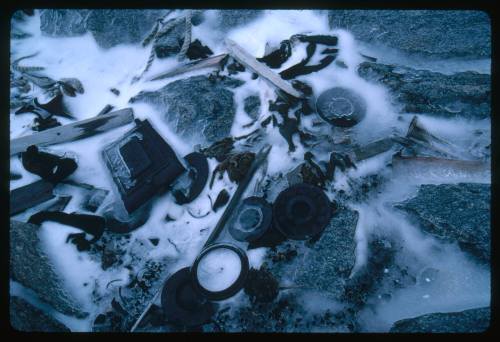 Objects and wooden pieces embedded in the snow