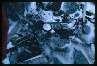 Objects and wooden pieces embedded in the snow