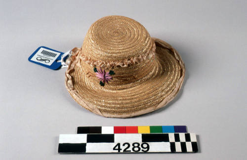 Sun hat, decorated with flowers