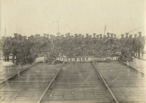 Soldiers waiting to board the troopship BALLARAT, Melbourne