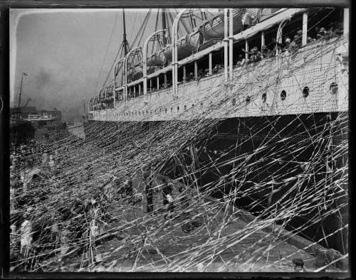 SS CERAMIC departing the White Star Line wharf at Millers Point