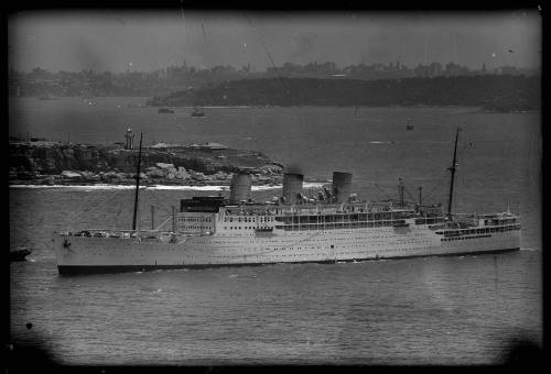 P&O STRATHAIRD leaving Sydney Harbour