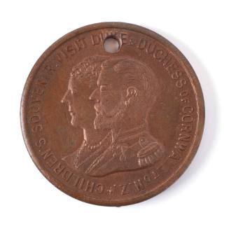 Medallion commemorating the 1901 visit to New Zealand of the Duke and Duchess of Cornwall