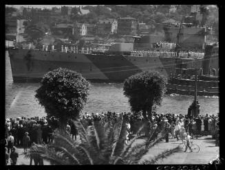 Crowd welcoming HMAS SYDNEY II