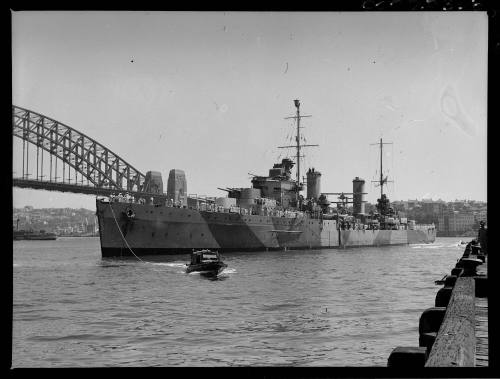 HMAS SYDNEY II returning to port