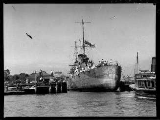 HMAS SYDNEY II returning to port