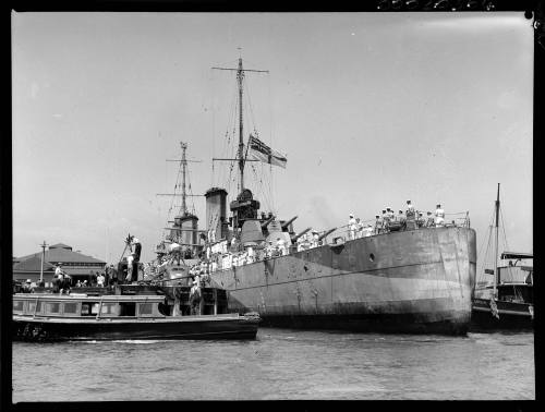 HMAS SYDNEY II returning to port