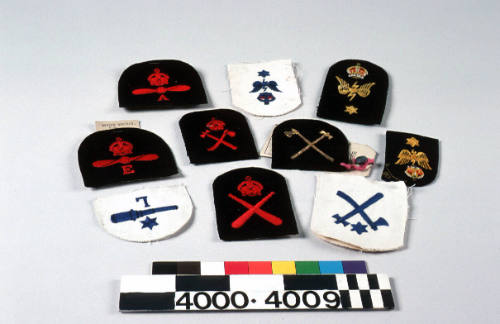 RAN trade insignia: Air Mechanic, Airframe, Petty Officer
